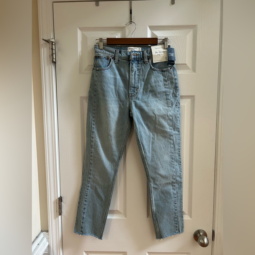 NWT Abercrombie & Fitch The Skinny High Rise Size 27 short